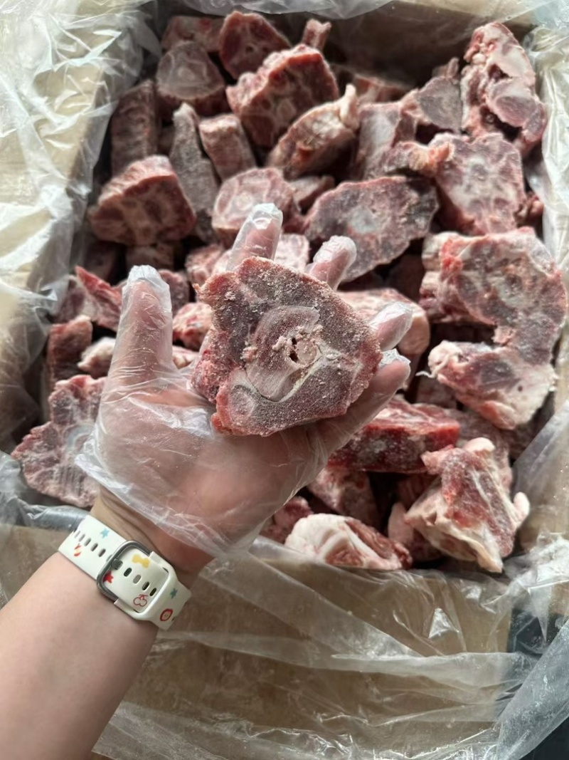 羊脖骨块，肉多带骨髓，带肉率嘎嘎的，可以做铁锅炖羊蝎子