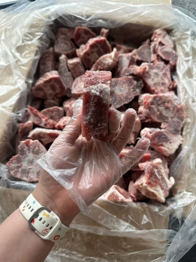 羊脖骨块，肉多带骨髓，带肉率嘎嘎的，可以做铁锅炖羊蝎子