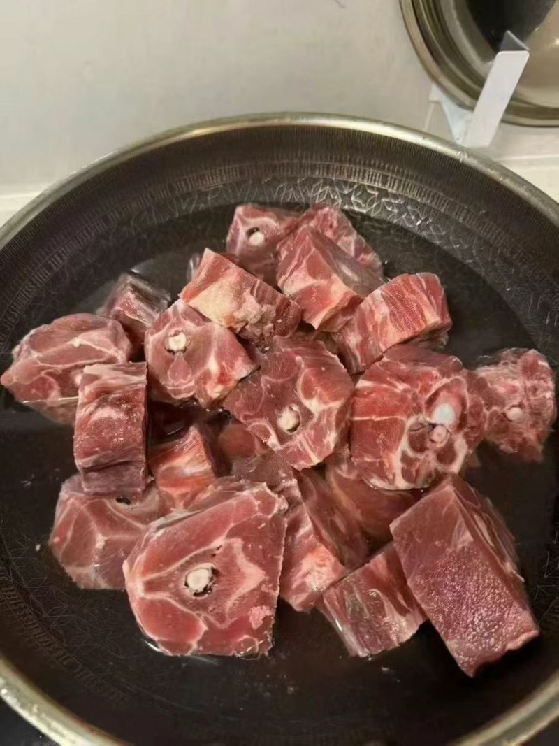 羊脖骨块，肉多带骨髓，带肉率嘎嘎的，可以做铁锅炖羊蝎子