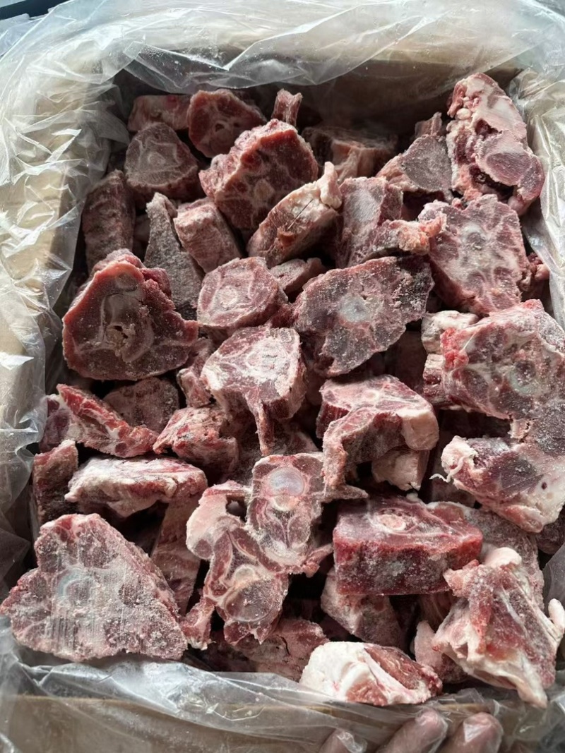 羊脖骨块，肉多带骨髓，带肉率嘎嘎的，可以做铁锅炖羊蝎子