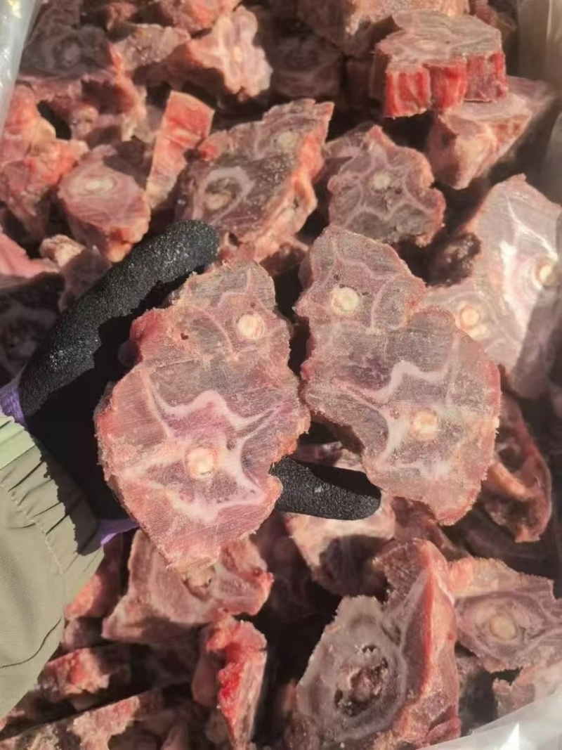 羊脖骨块，肉多带骨髓，带肉率嘎嘎的，可以做铁锅炖羊蝎子
