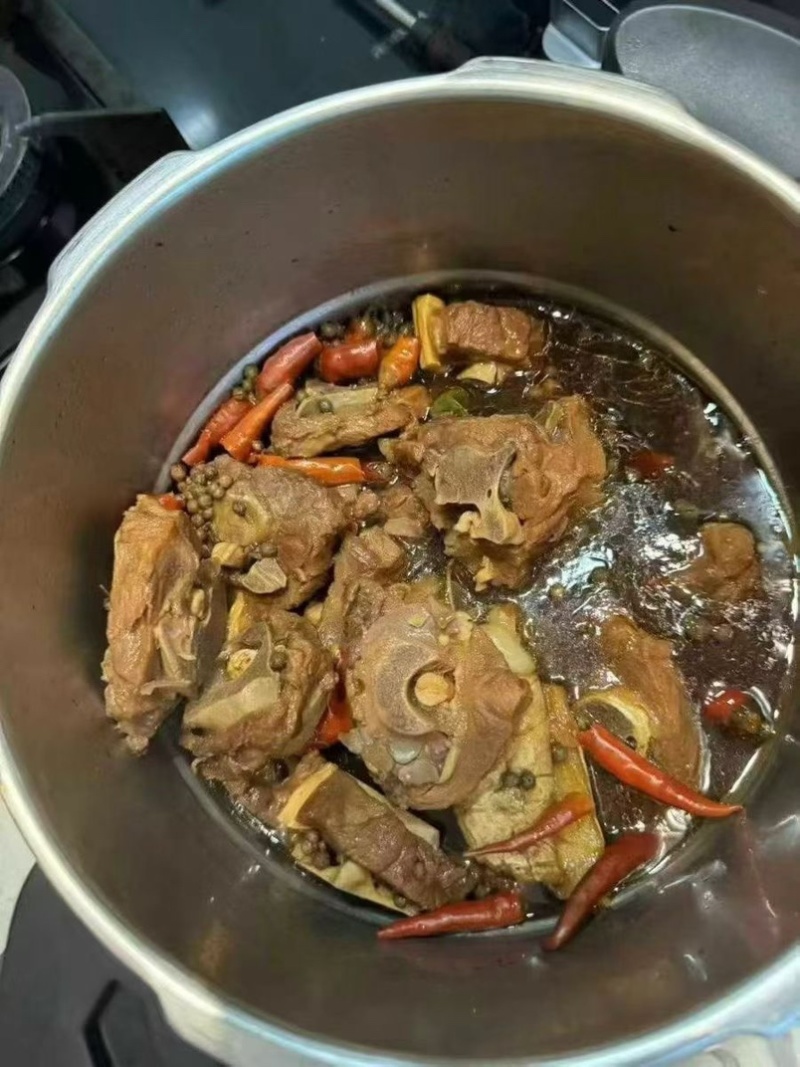 羊脖骨块，肉多带骨髓，带肉率嘎嘎的，可以做铁锅炖羊蝎子