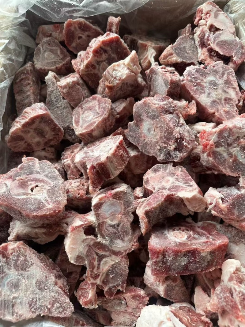 羊脖骨块，肉多带骨髓，带肉率嘎嘎的，可以做铁锅炖羊蝎子