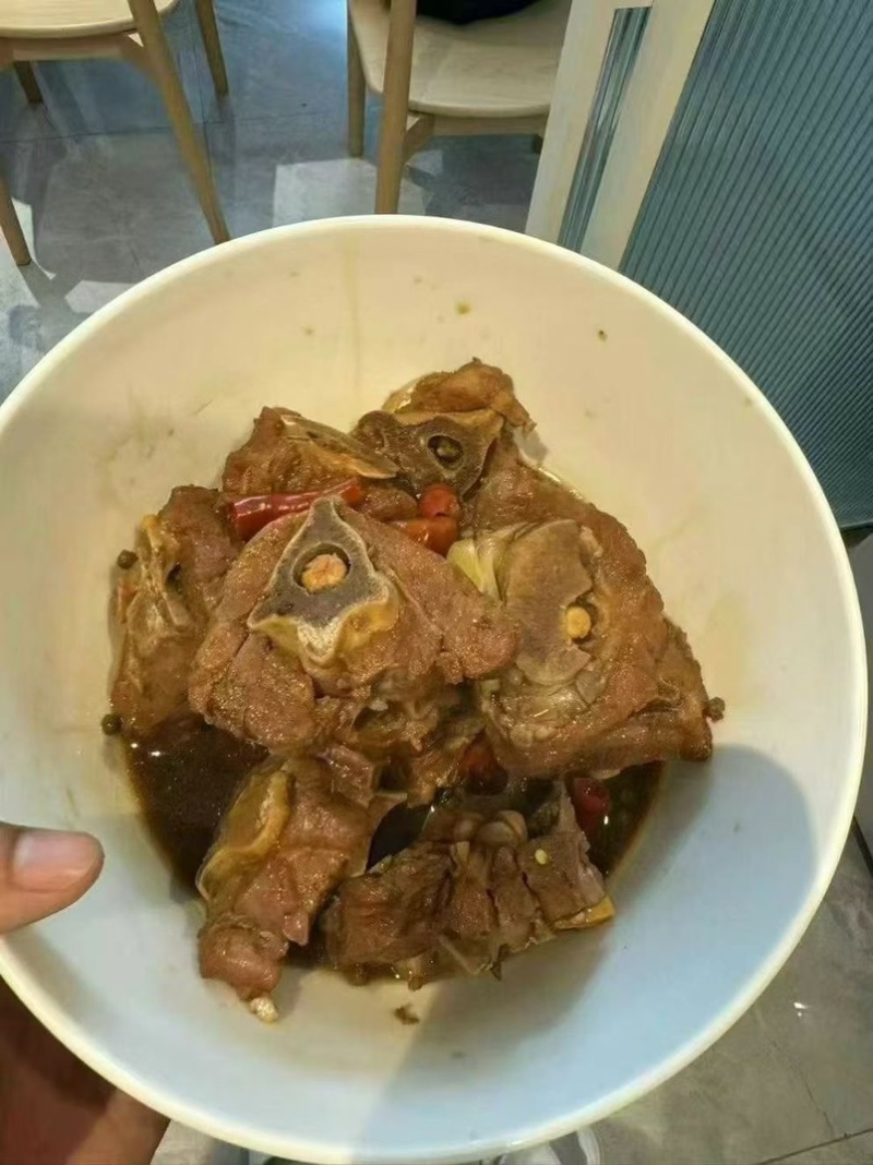 羊脖骨块，肉多带骨髓，带肉率嘎嘎的，可以做铁锅炖羊蝎子