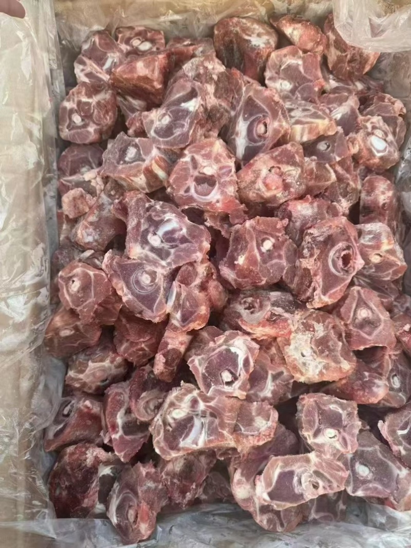 羊脖骨块，肉多带骨髓，带肉率嘎嘎的，可以做铁锅炖羊蝎子