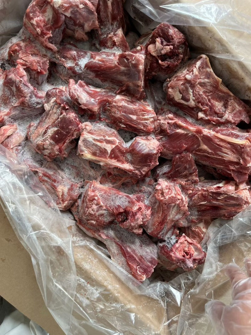 羊脖骨块，肉多带骨髓，带肉率嘎嘎的，可以做铁锅炖羊蝎子