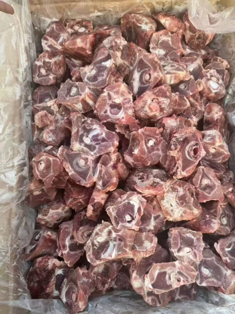 羊脖骨块，肉多带骨髓，带肉率嘎嘎的，可以做铁锅炖羊蝎子