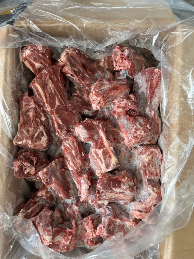 羊脖骨块，肉多带骨髓，带肉率嘎嘎的，可以做铁锅炖羊蝎子