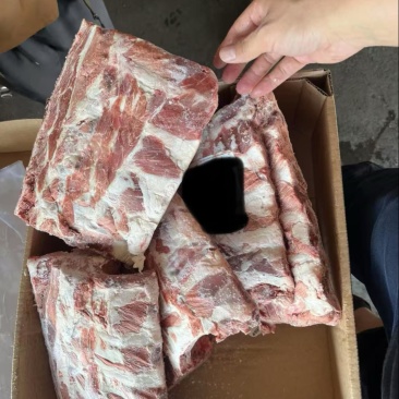 牛肋眼骨，白油，黄油都有，肉多，可以红烧，清炖
