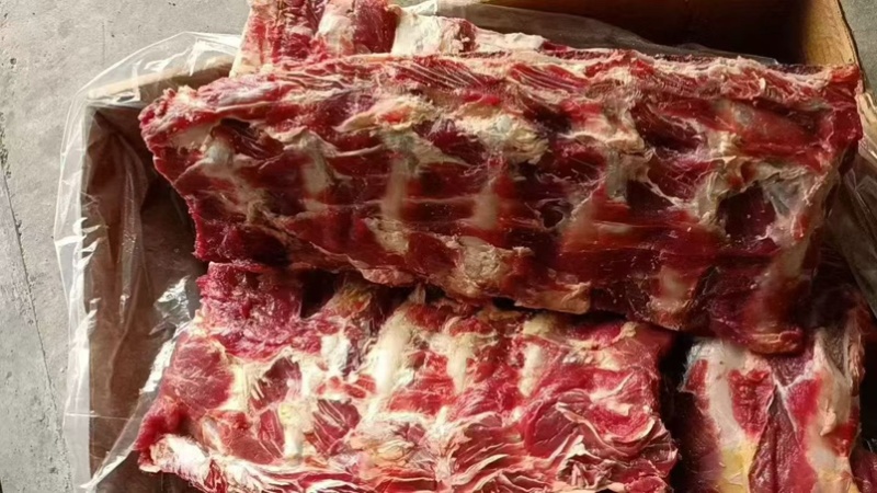 牛肋眼骨，白油，黄油都有，肉多，可以红烧，清炖