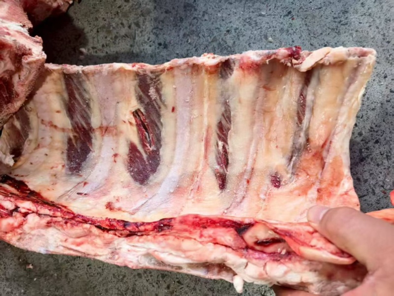 牛肋眼骨，白油，黄油都有，肉多，可以红烧，清炖