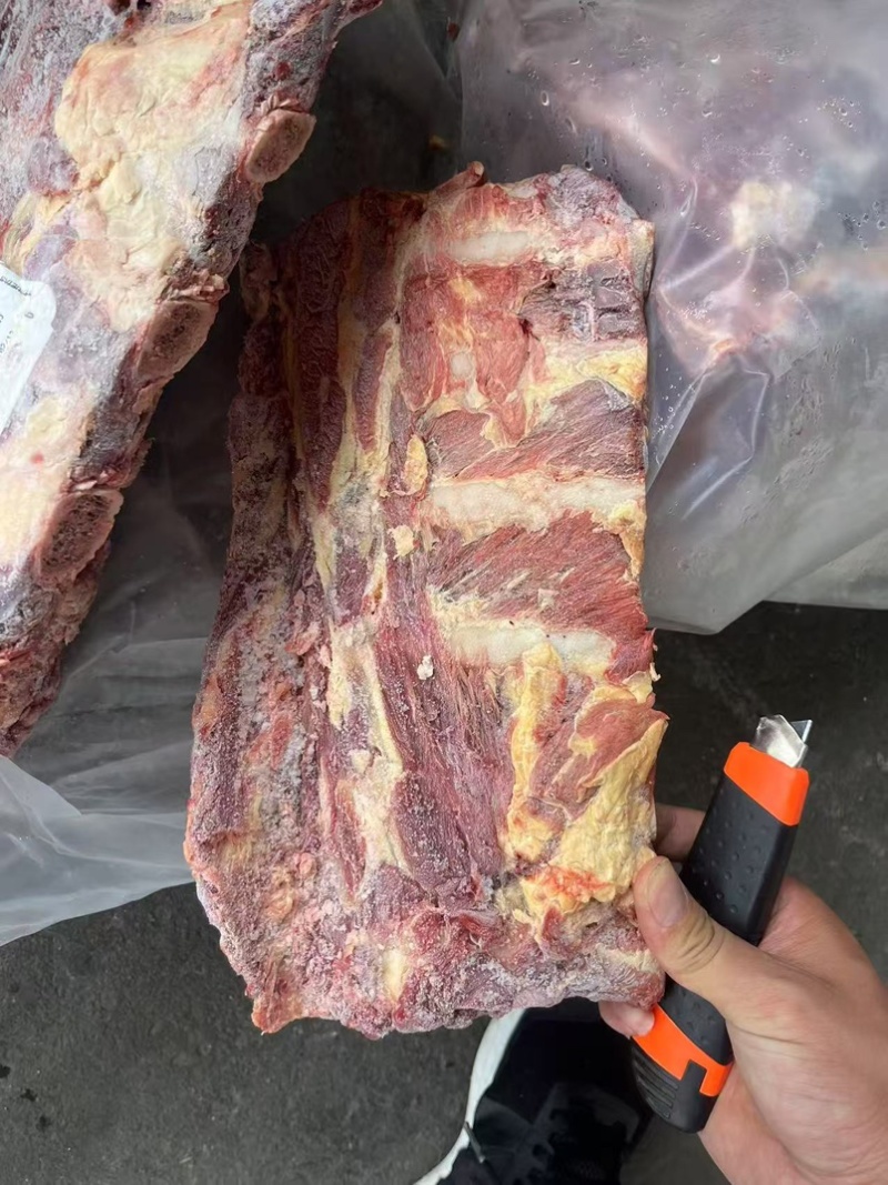 牛肋眼骨，白油，黄油都有，肉多，可以红烧，清炖