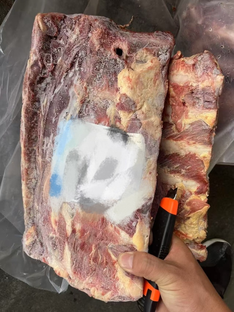 牛肋眼骨，白油，黄油都有，肉多，可以红烧，清炖