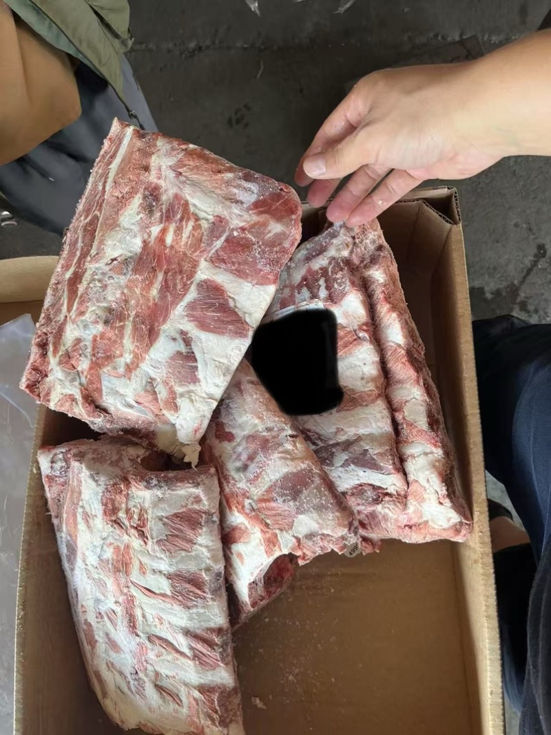 牛肋眼骨，白油，黄油都有，肉多，可以红烧，清炖