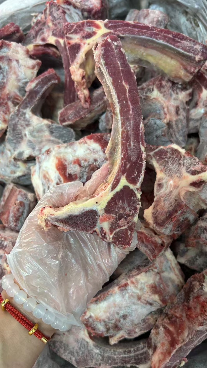 牛肋眼骨，白油，黄油都有，肉多，可以红烧，清炖