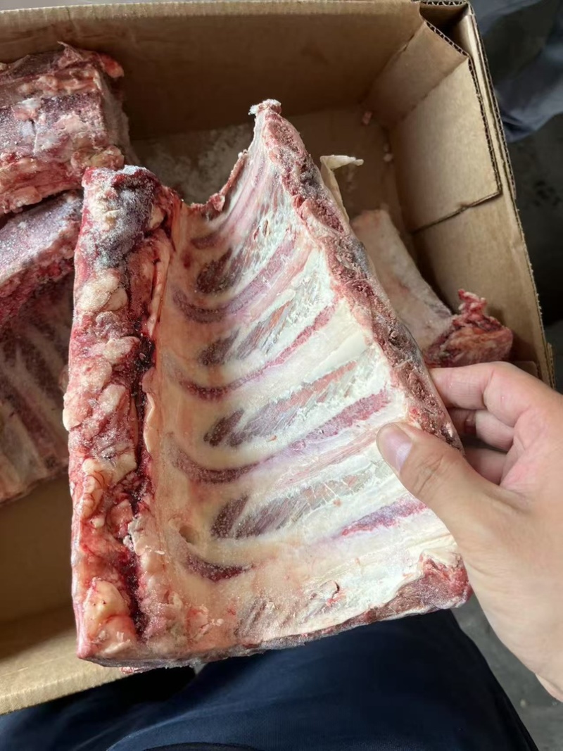 牛肋眼骨，白油，黄油都有，肉多，可以红烧，清炖