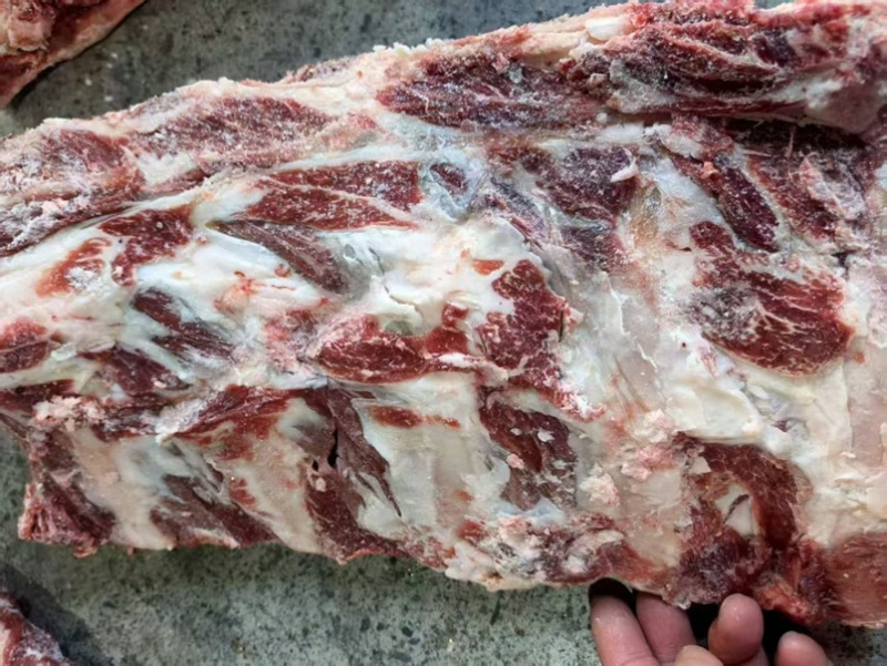 牛肋眼骨，白油，黄油都有，肉多，可以红烧，清炖