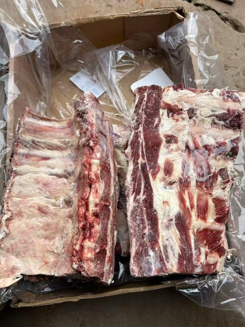 牛肋眼骨，白油，黄油都有，肉多，可以红烧，清炖
