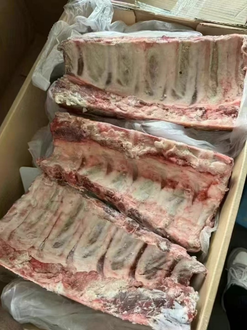 牛肋眼骨，白油，黄油都有，肉多，可以红烧，清炖