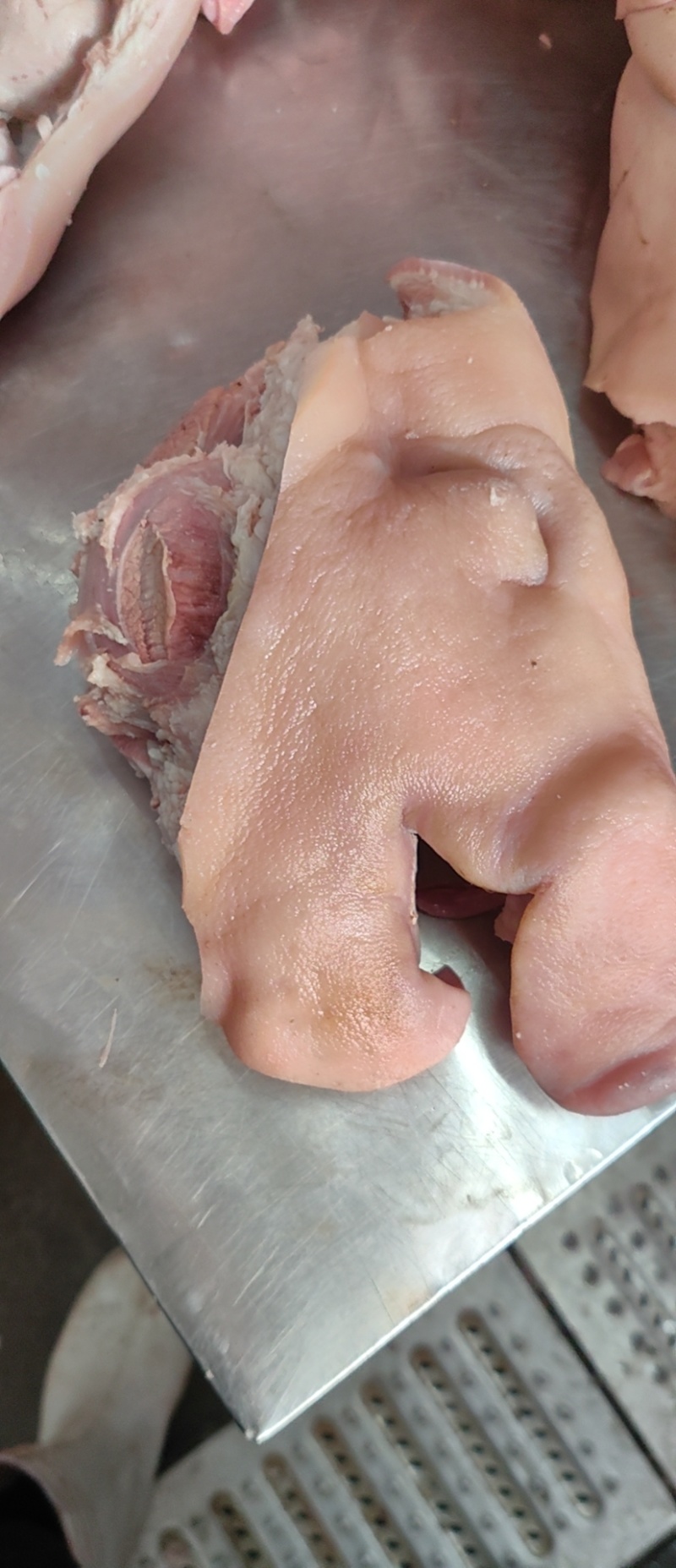 【猪头肉】国产鲜头肉。现货，量大从优！