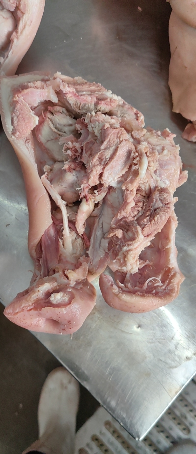 【猪头肉】国产鲜头肉。现货，量大从优！