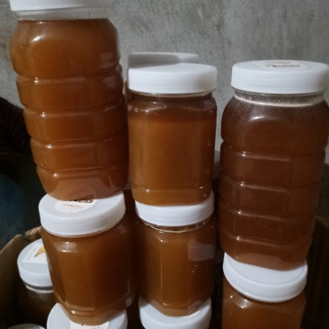 大山沟沟里头的土蜂蜜，蜂蜜的功效很多，有养颜美容，润肠通