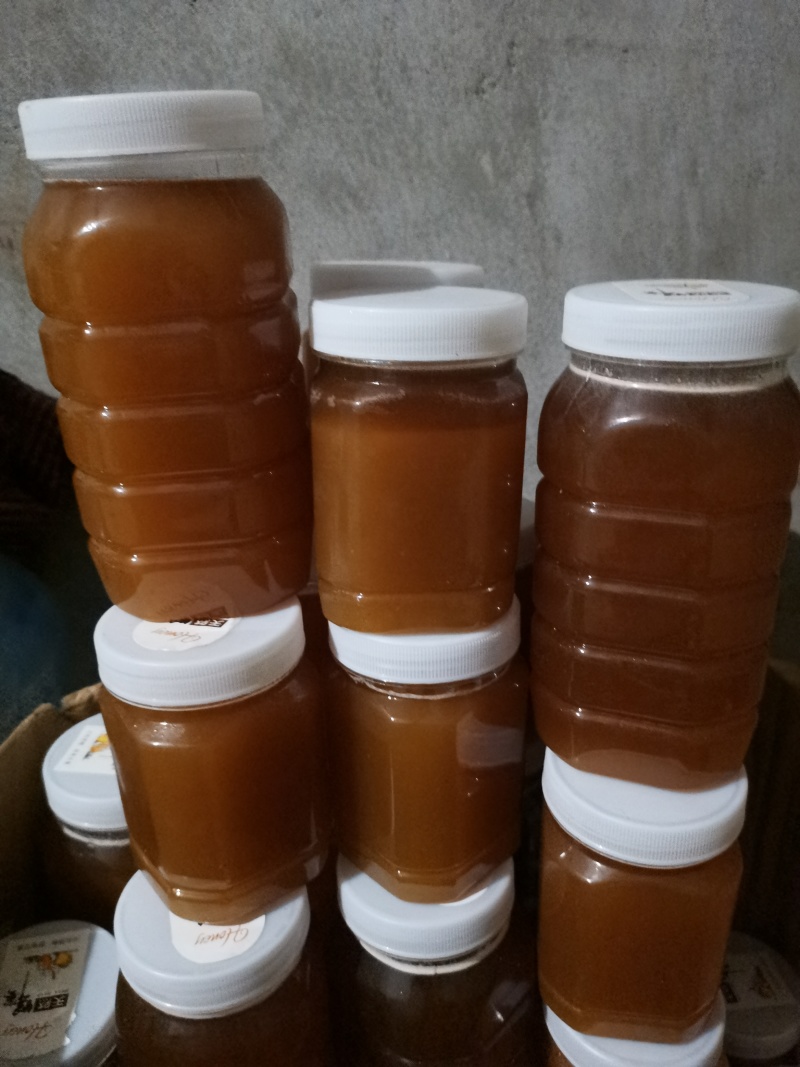 大山沟沟里头的土蜂蜜，蜂蜜的功效很多，有养颜美容，润肠通