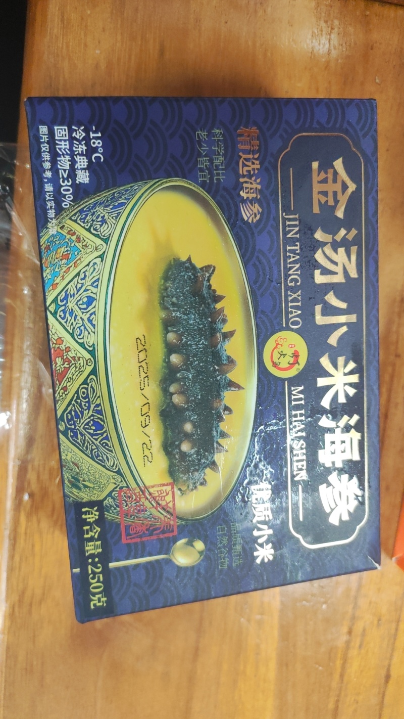 海参小米粥，金汤杂粮，用海参筒骨土鸡鲜炖熬制汤底。