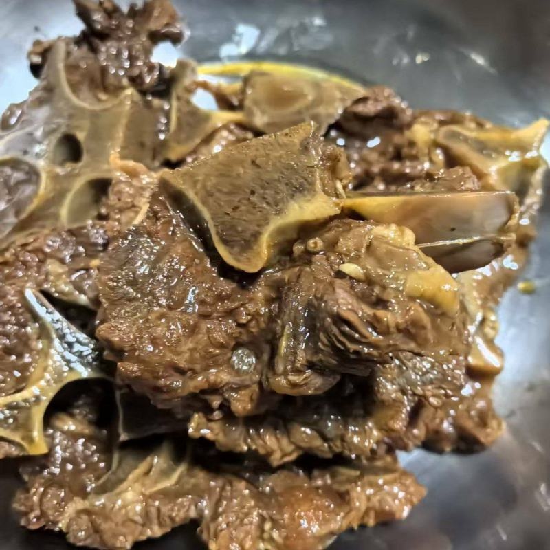 【熟牛肉】满肉牛脖骨头，熟的，开袋就卖
