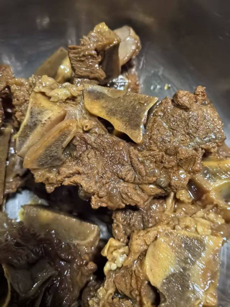 【熟牛肉】满肉牛脖骨头，熟的，开袋就卖