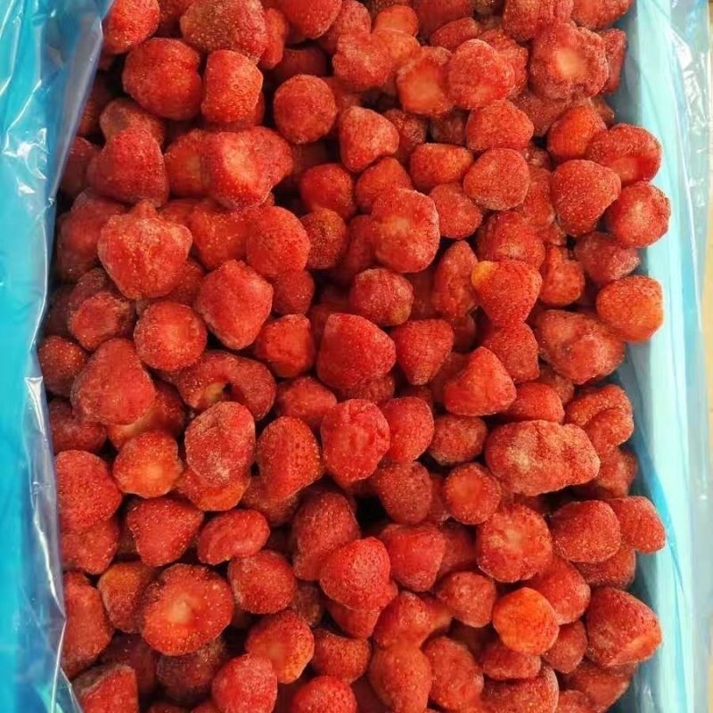 现摘冷冻冬草莓新鲜水果甜草莓露天奶油牛奶草莓