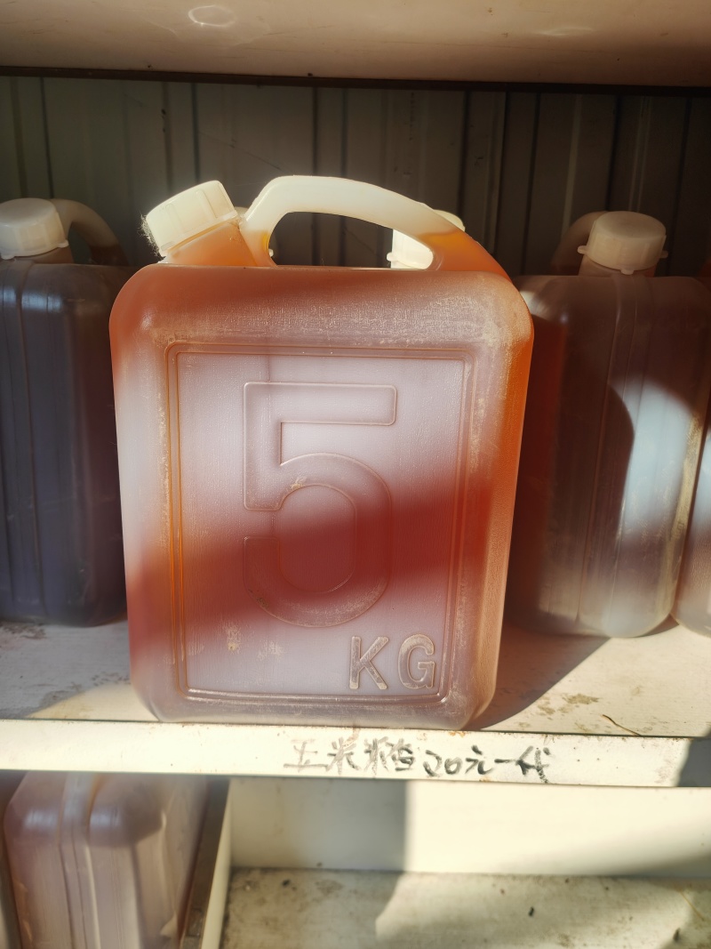 豆油笨榨豆油。原料是非转基因大豆。没有农药化肥除草剂。