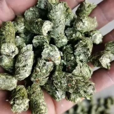 大量辣椒杆颗粒，常年生产，质量稳定，用于各养殖场和饲料厂