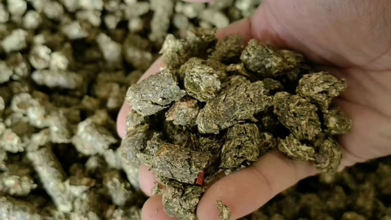 大量辣椒杆颗粒，常年生产，质量稳定，用于各养殖场和饲料厂