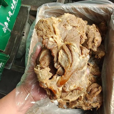 大块熟牛肉，带筋带腱带肉，都是大块肉。