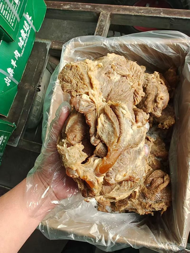 大块熟牛肉，带筋带腱带肉，都是大块肉。