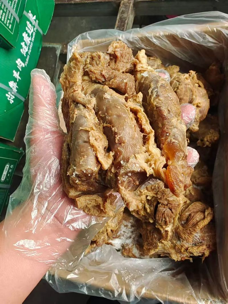 大块熟牛肉，带筋带腱带肉，都是大块肉。