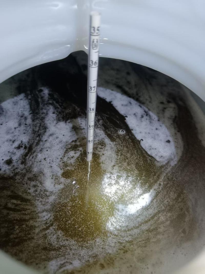 自己家人养的蜂蜜，纯蜂蜜，很浓很浓的蜂蜜，不渗水不加糖，