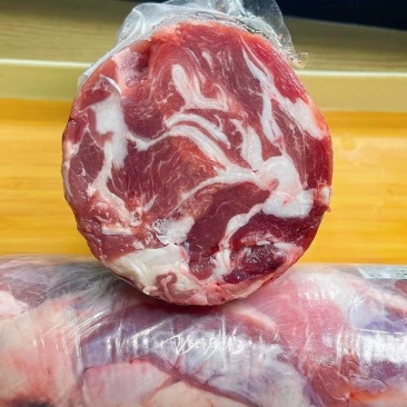 大品牌海底捞羔羊碎肉卷，肝少量软骨筋，一卷5斤一箱50斤