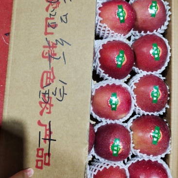‌昭通丑苹果，果皮粗糙，有斑点、纹路或果锈，颜色红中带黄