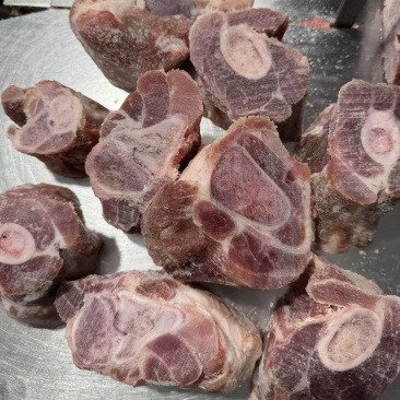 腿骨块，腿骨块切割实拍，猪腿骨块