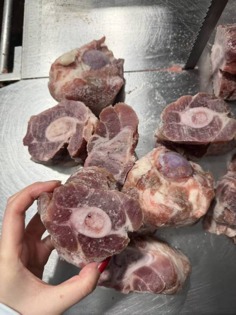 腿骨块，腿骨块切割实拍，猪腿骨块