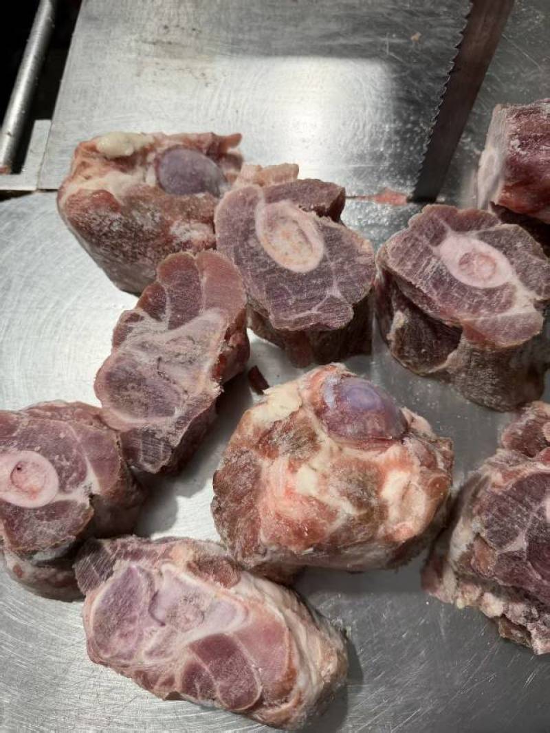 腿骨块，腿骨块切割实拍，猪腿骨块