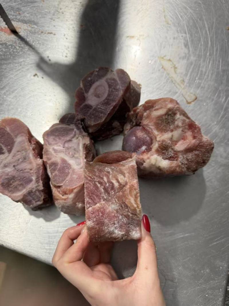 腿骨块，腿骨块切割实拍，猪腿骨块