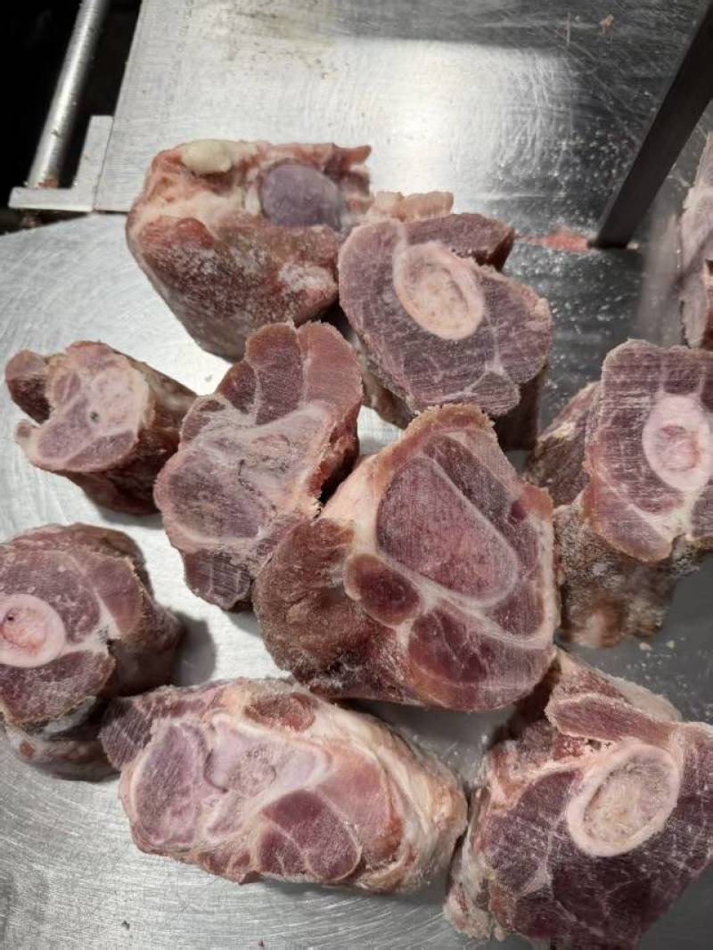 腿骨块，腿骨块切割实拍，猪腿骨块