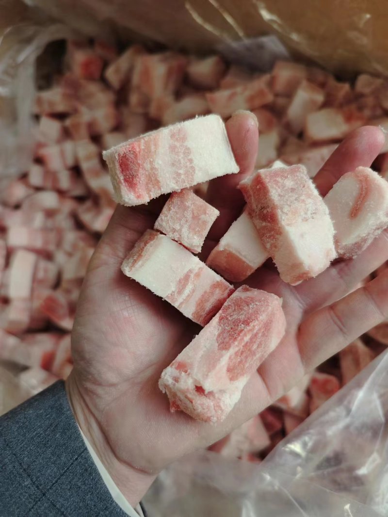原切五花肉块，大小均匀，颜色新鲜，肥瘦均匀