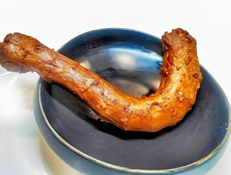 周黑鸭口味甜辣鸭脖，保质期3个月，1.9元一根