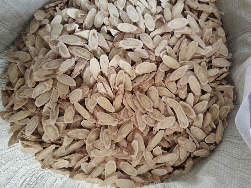 黄芪：精品黄芪有各种规格含量高量大从优欢迎购买。