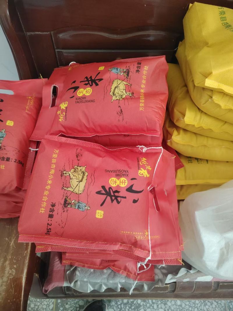 我是农户自己种植的谷子碾的小米大家吃着放心健康优质黄小米
