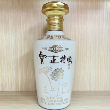 2017年宝莲特曲，52度浓香型白酒，八年的窖藏